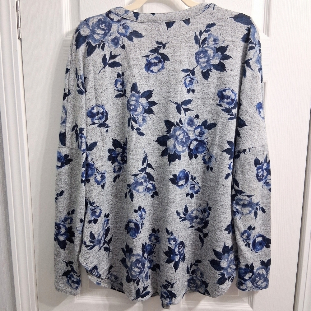 By & By Sweater Blue Roses Gray Background Size Large - Picture 9 of 14